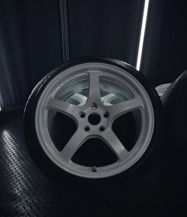 Rays Gramlights 57CR 5x114 18x9.5 (+38) WHITE SQUARED