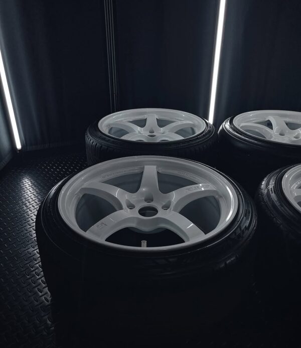 Rays Gramlights 57CR 5x114 18x9.5 (+38) WHITE SQUARED