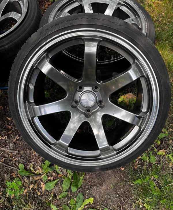 5x114 wheels, fronts are 19x9.5 and rears are 19x10.5