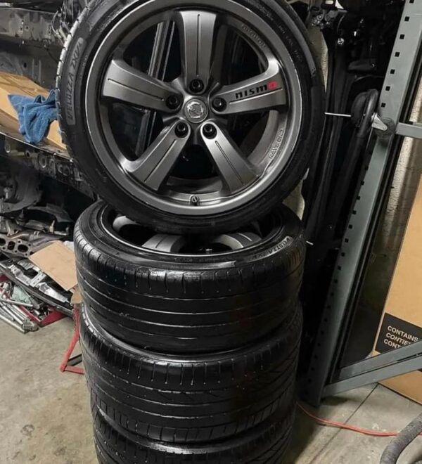 Nismo 18x9.5 + 15mm front with 18×10.5 + 15mm back.
