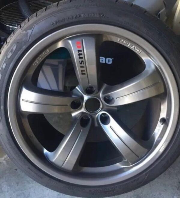 Nismo 18x9.5 + 15mm front with 18×10.5 + 15mm back.
