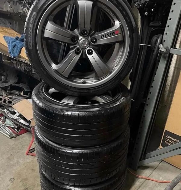Nismo 18x9.5 + 15mm front with 18×10.5 + 15mm back.