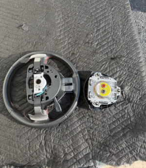 Steering wheel "automatic" with paddle shifters and Driver steering airbag