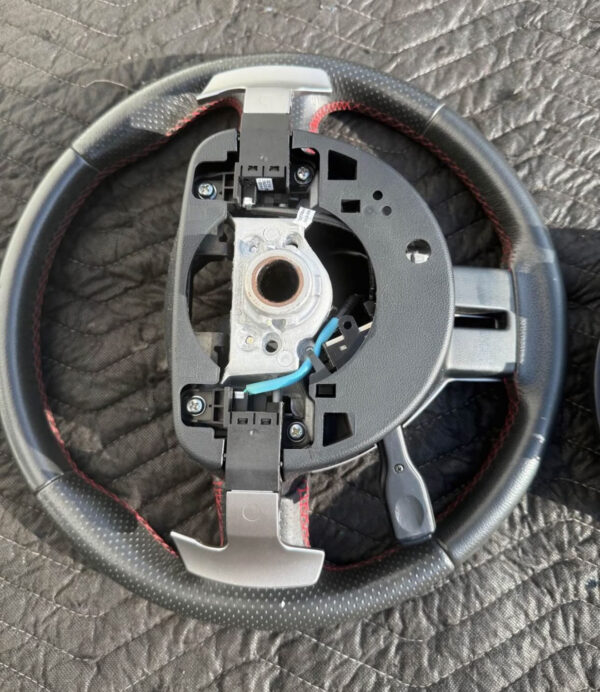 Steering wheel "automatic" with paddle shifters and Driver steering airbag